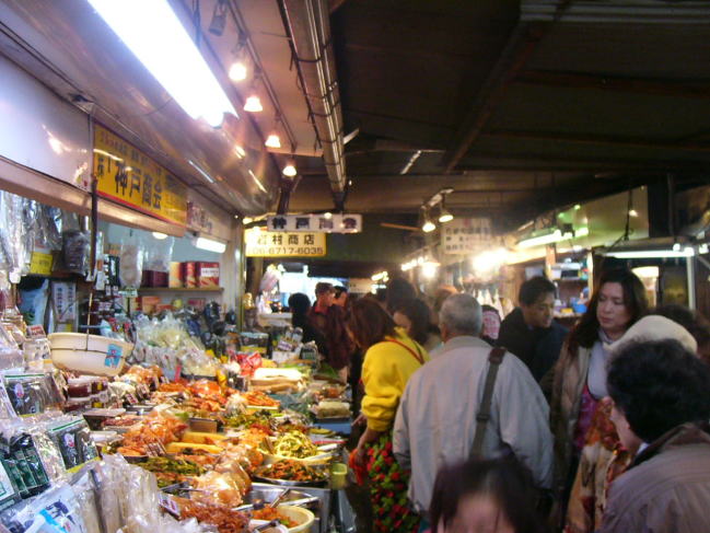 年末でごった返す鶴橋市場内